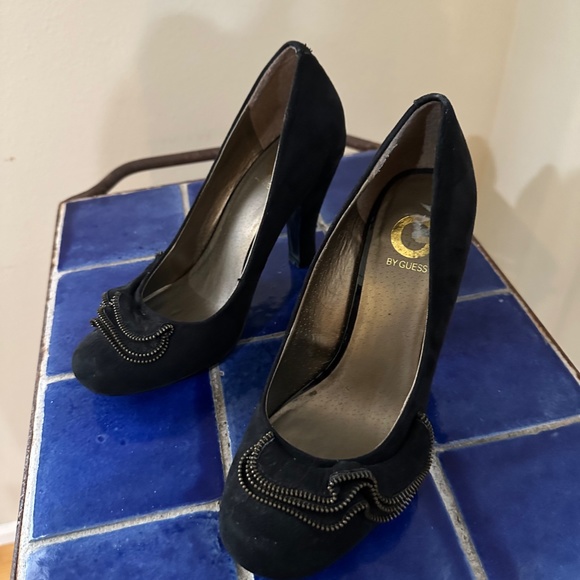 Black Suede Guess Pumps w/ Zipper Ruffle Trim 4" Heels & Round Toes - sz 8 - Picture 7 of 12